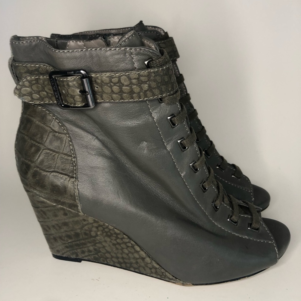 Vince Camuto Leather Lace Up Peep Toe Grey Wedge Bootie Size 7.5 (38)